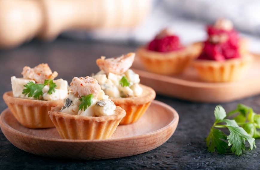 Gefüllte Tartelettes mit Hähnchenbrust, Eiern und Gurken