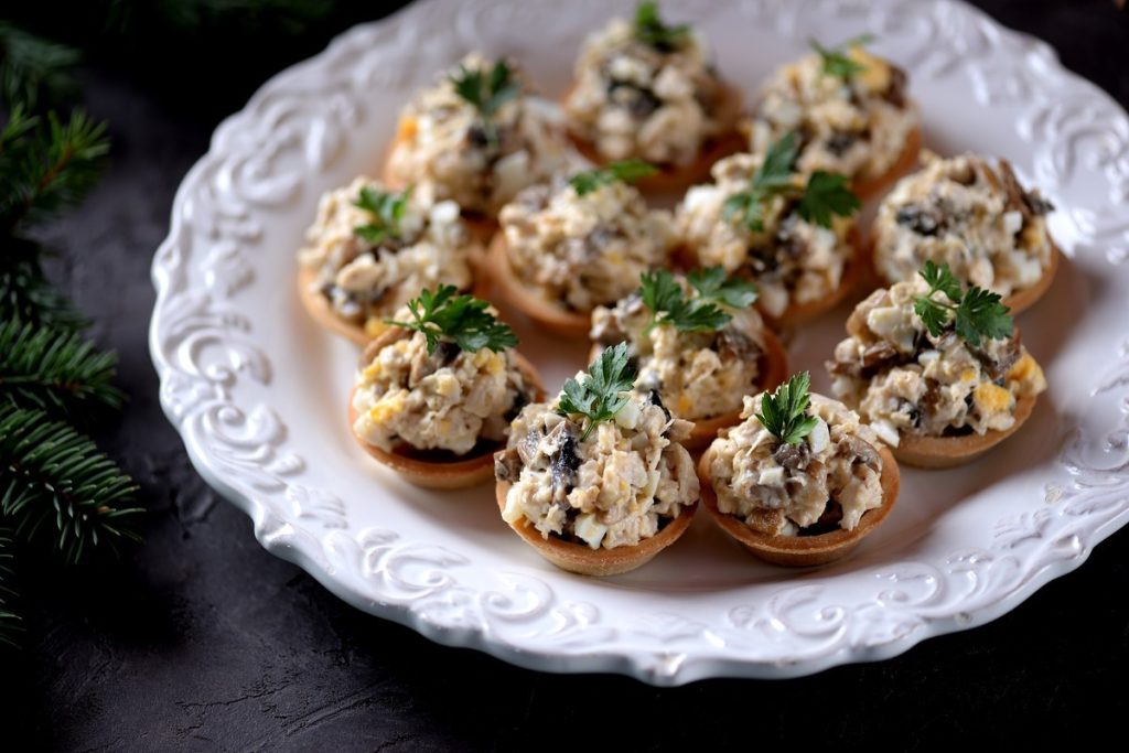 Gefüllte Tartelettes mit Hähnchenbrust und gebratenen Champignons