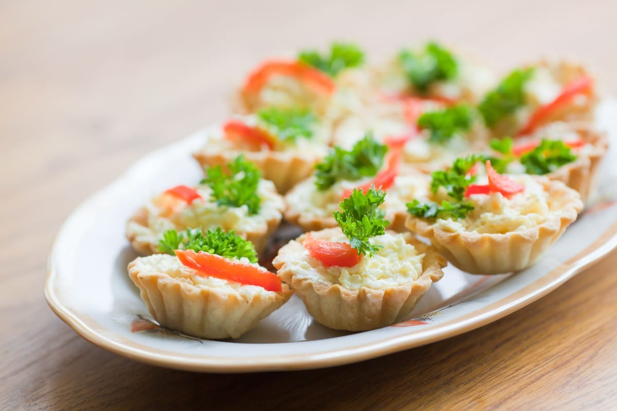 Gefüllte Tartelettes mit Krabbenstäbchen und Eiern