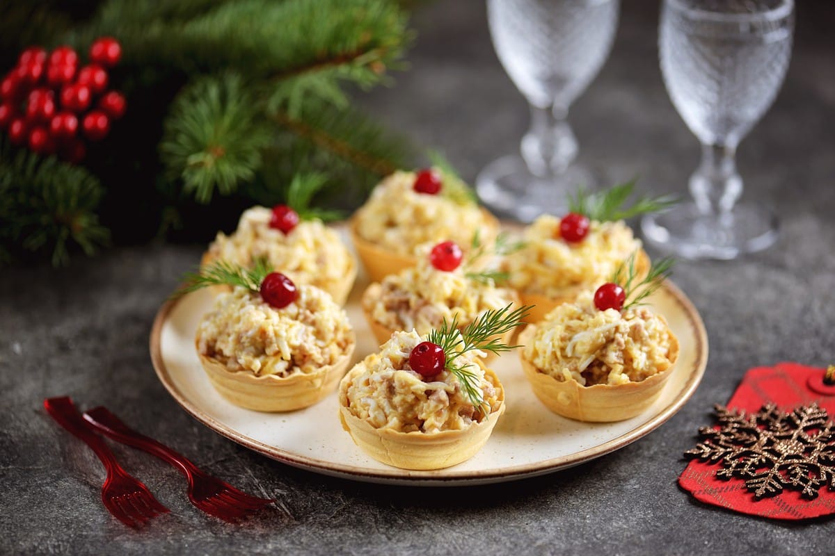 Gefüllte Tartelettes mit Thunfisch, Eiern und Käse