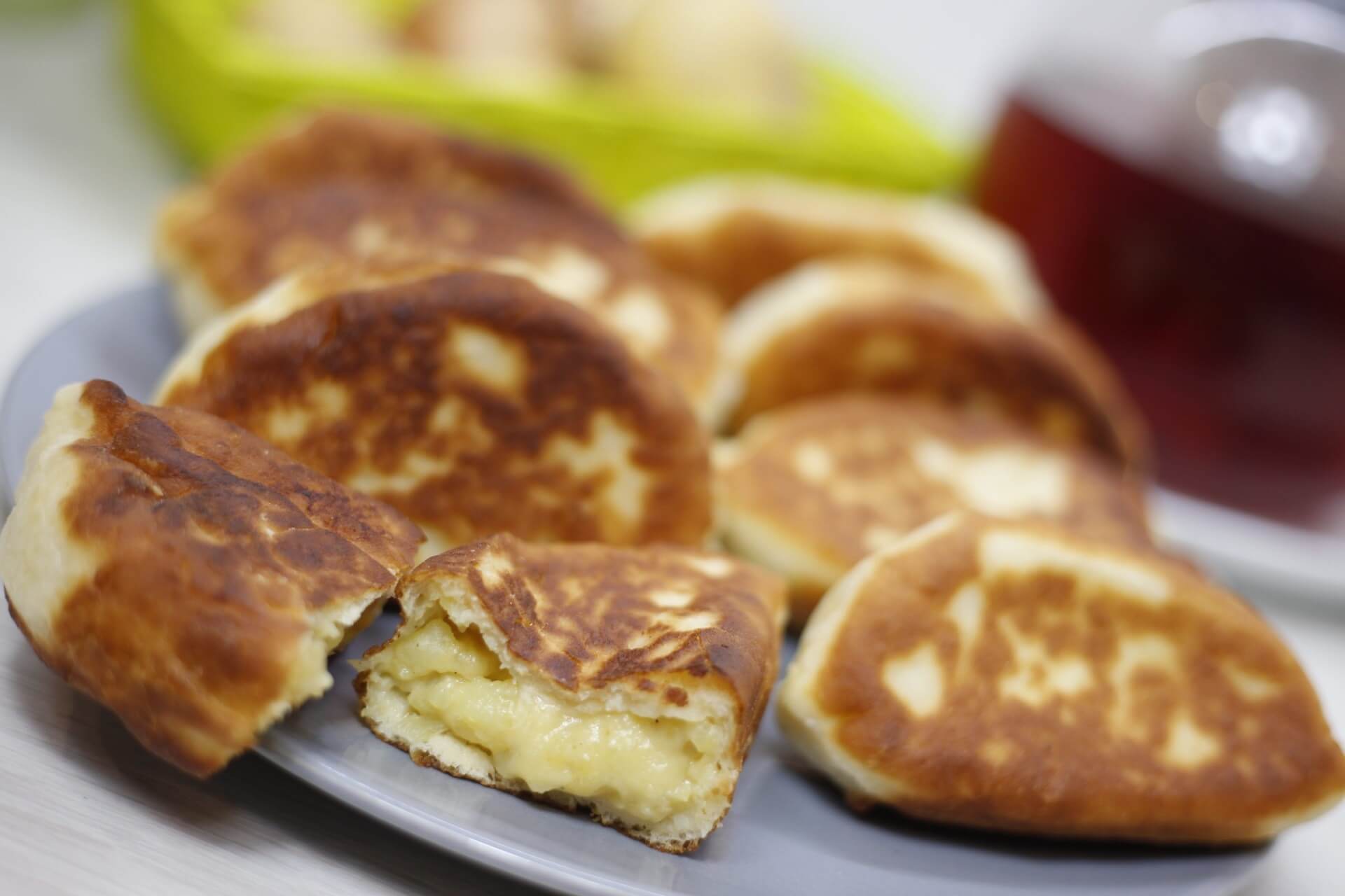 Gefüllte Teigtaschen Piroggen mit Kartoffeln und Zwiebeln