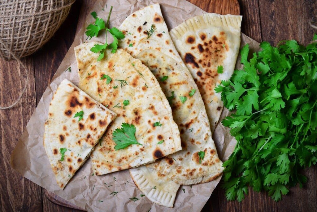 Gefüllte Teigtaschen mit Kräutern - Aromatische Kutabs