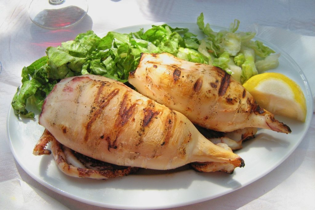 Gefüllte Tintenfische mit Käse und Kräutern nach griechischer Art