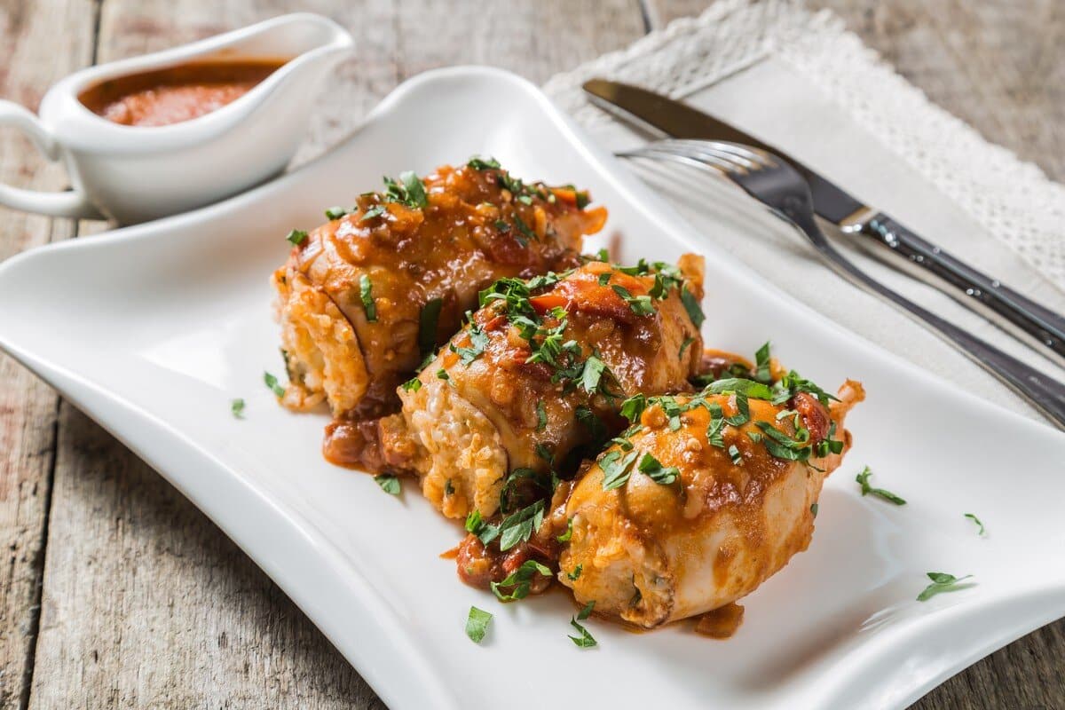 Gefüllte Tintenfische mit Reis in Tomatensauce aus dem Backofen