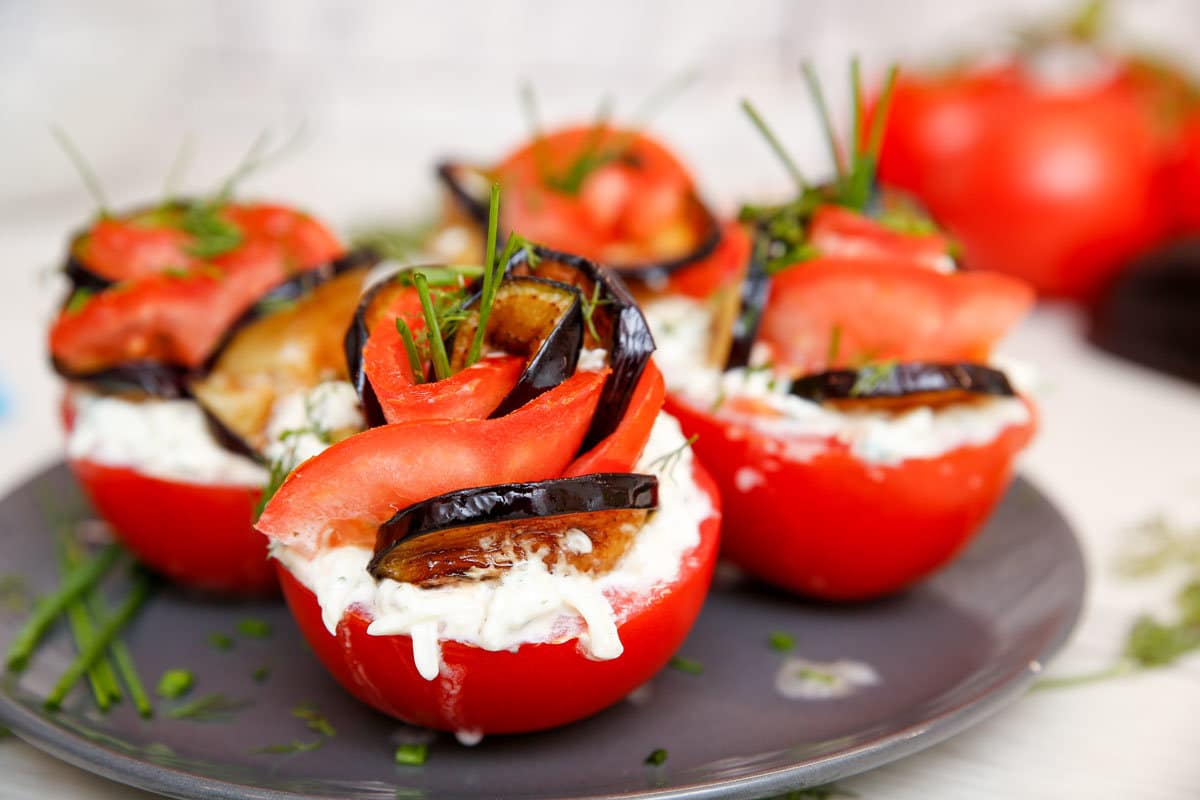 Gefüllte Tomaten Rosen mit Mozzarella und Auberginen