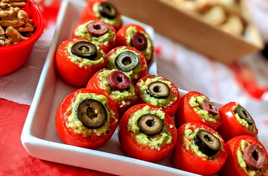 Gefüllte Tomaten mit Guacamole und Oliven zum Halloween