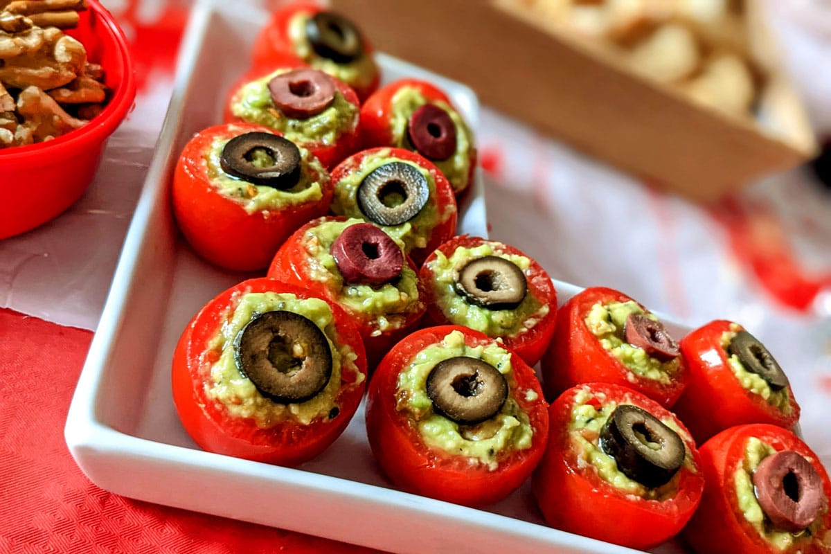 Gefüllte Tomaten mit Guacamole und Oliven zum Halloween