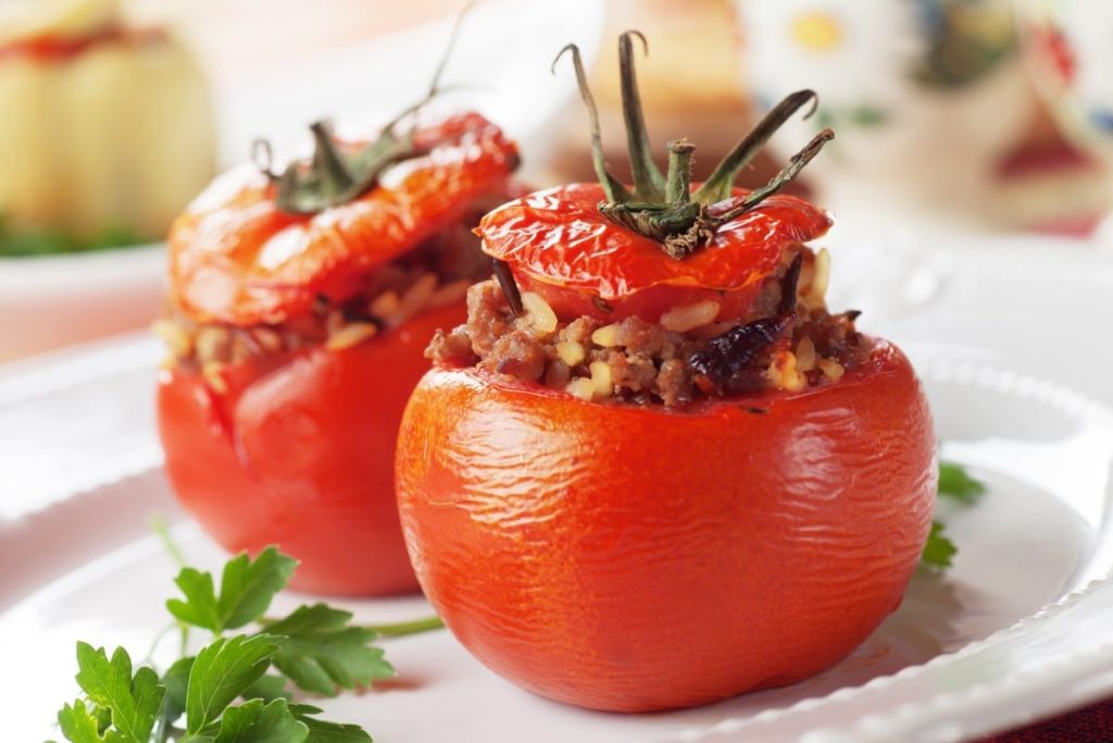 Gefüllte Tomaten mit Hackfleisch und Reis im Backofen