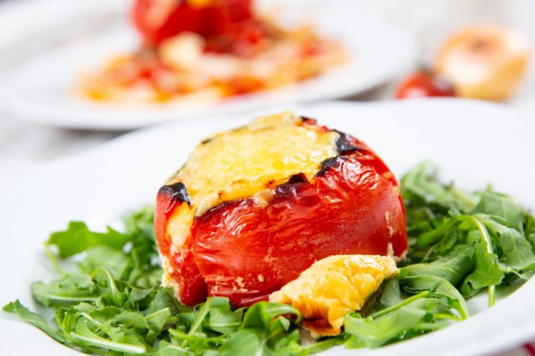 Eiersalat mit Tomaten, Krabbenstäbchen und Käse
