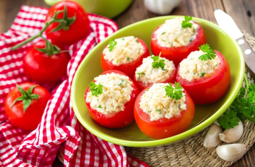 Gefüllte Tomaten mit Käse, Mayonnaise und Knoblauch