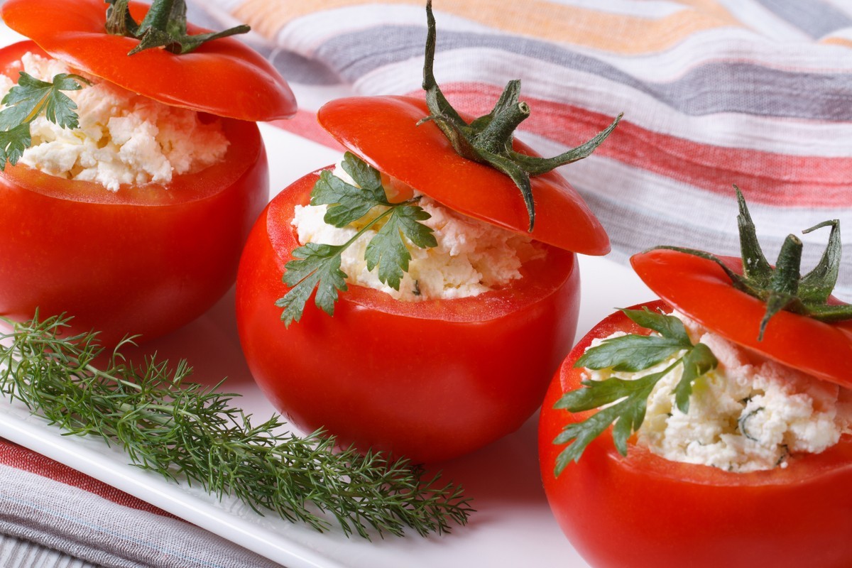 Gefüllte Tomaten mit Knoblauch, Saure Sahne und Hüttenkäse