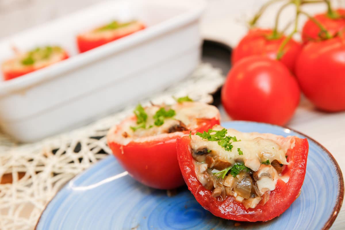 Gefüllte Tomaten mit Pilzen und Käse aus dem Backofen