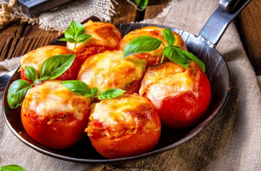 Gefüllte Tomaten mit Reis, Basilikum und Käse aus dem Ofen