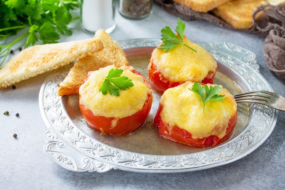 Gefüllte Tomaten mit Reis, Gemüse und Käse überbacken