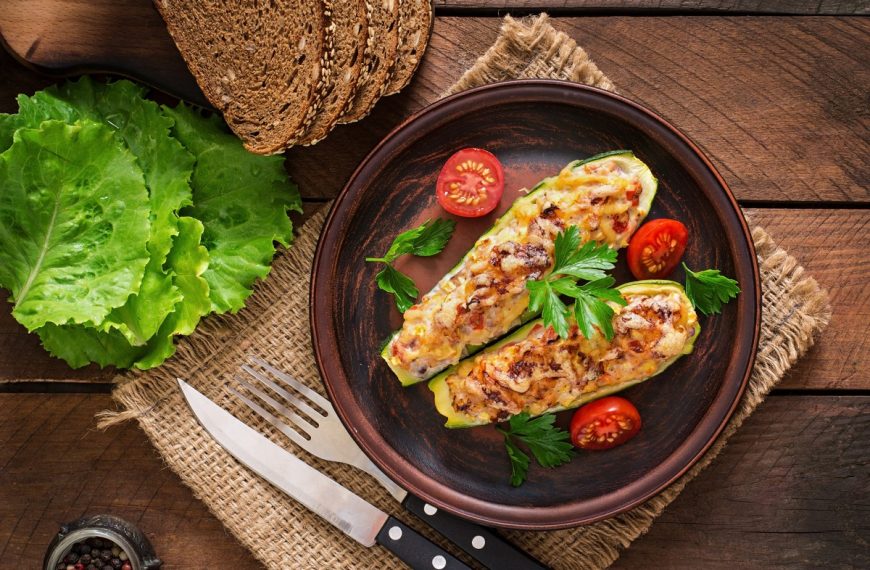 Gefüllte Zucchini mit Garnelen, Tomaten und Käse