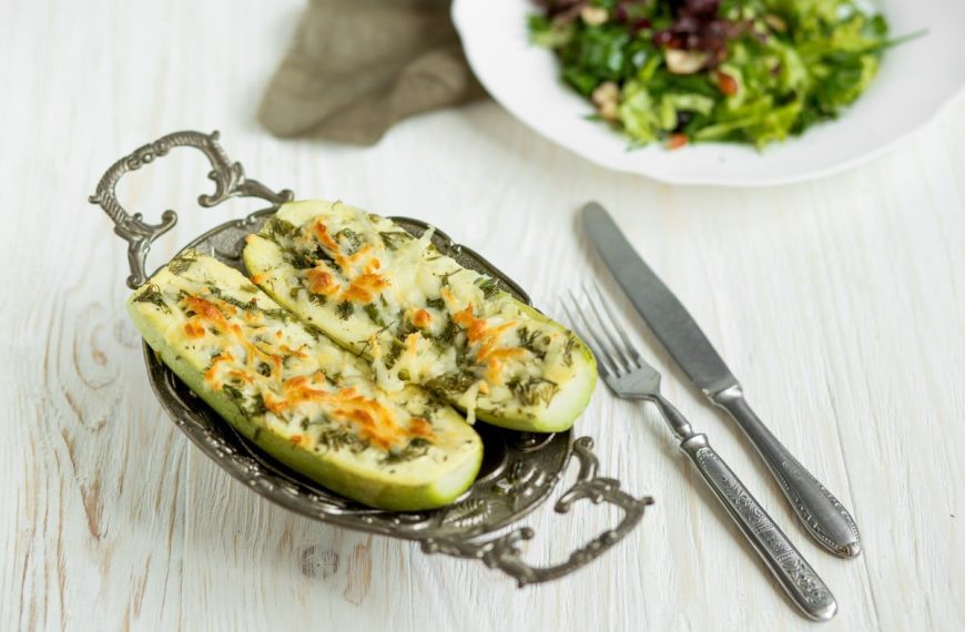 Gefüllte Zucchini mit Hackfleisch, Zwiebeln, Sauren Sahne und Käse