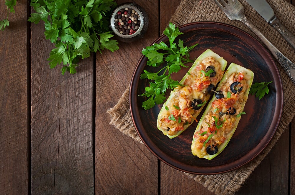 Gefüllte Zucchini mit Hackfleisch und Käse im Ofen