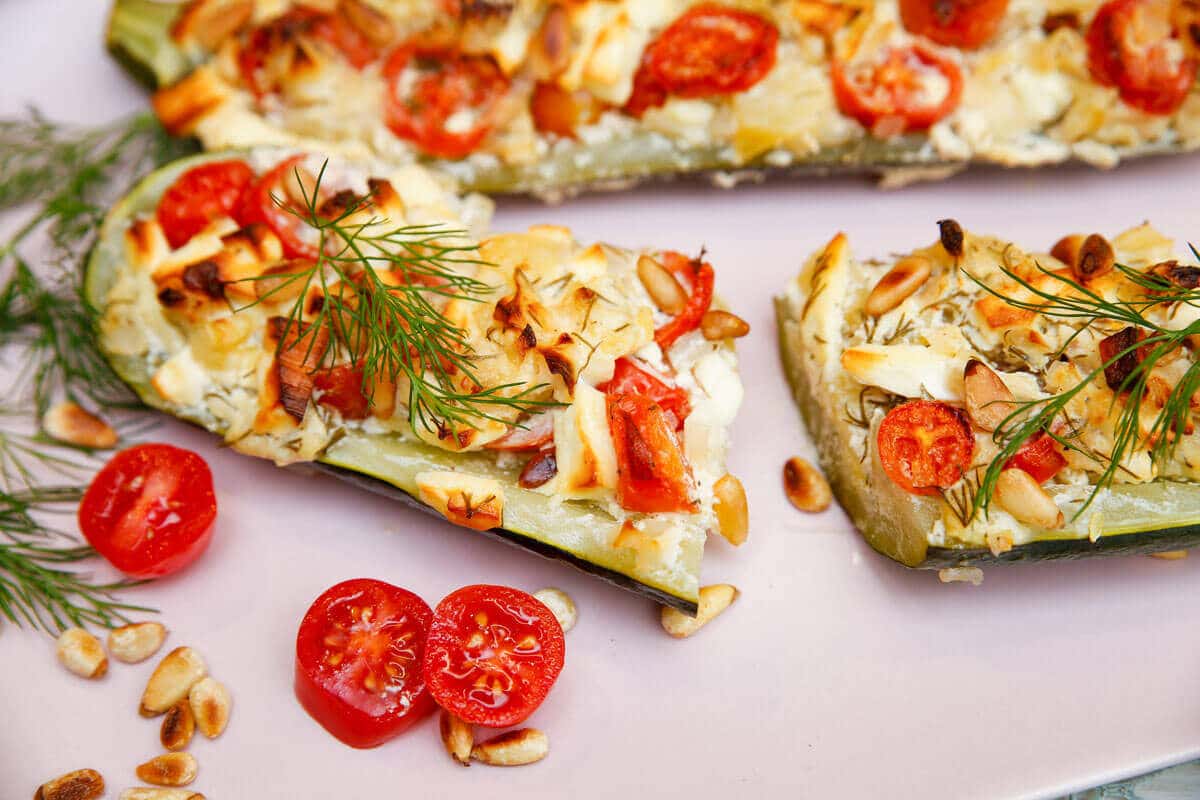 Gefüllte Zucchini mit Hirtenkäse, Tomaten und Dill überbacken