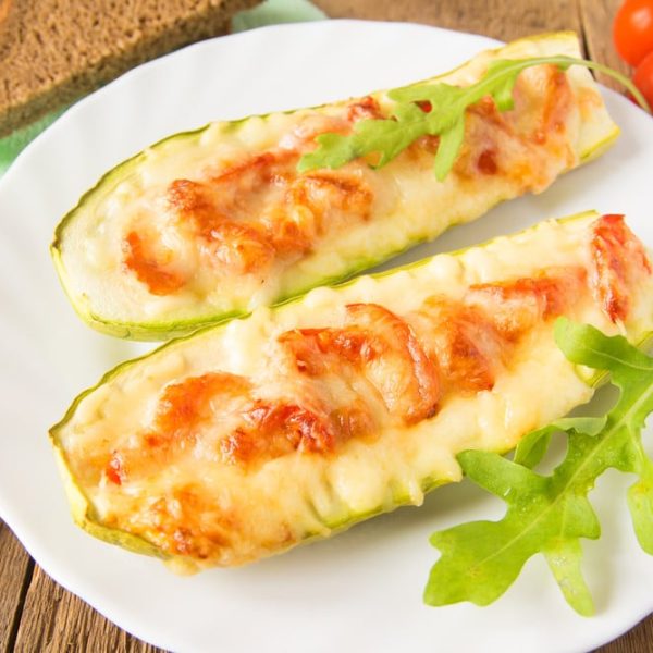 Gefüllte Zucchini mit Parmesan, Mozzarella und Semmelbröseln