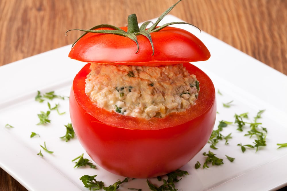 Gefüllte festliche Tomaten mit Eiern