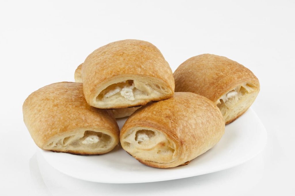 Gefüllte griechische Teigtaschen mit Quark und Schafskäse