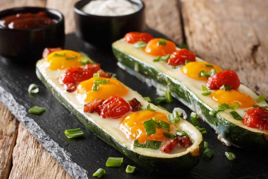 Gefüllten Zucchini mit Speck und Eiern