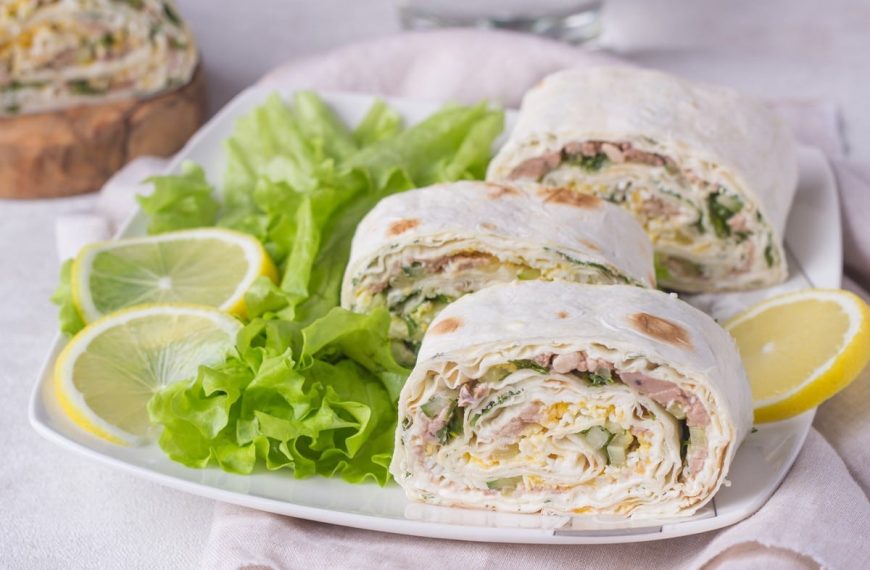 Gefüllter Lavash mit Thunfisch, Eiern und Gurken