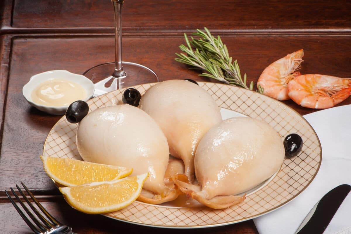 Gefüllter Tintenfisch mit Lachs, Mayonnaise und Eiern