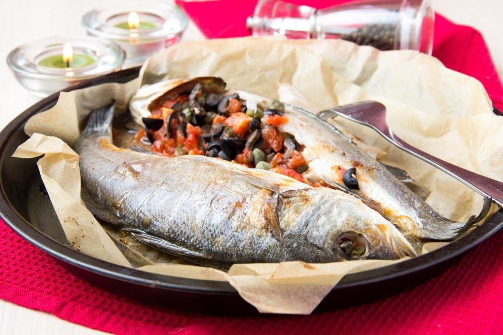 Gefüllter Wolfsbarsch im Ofen mit Fenchel, Oliven, Tomaten und Zitronen