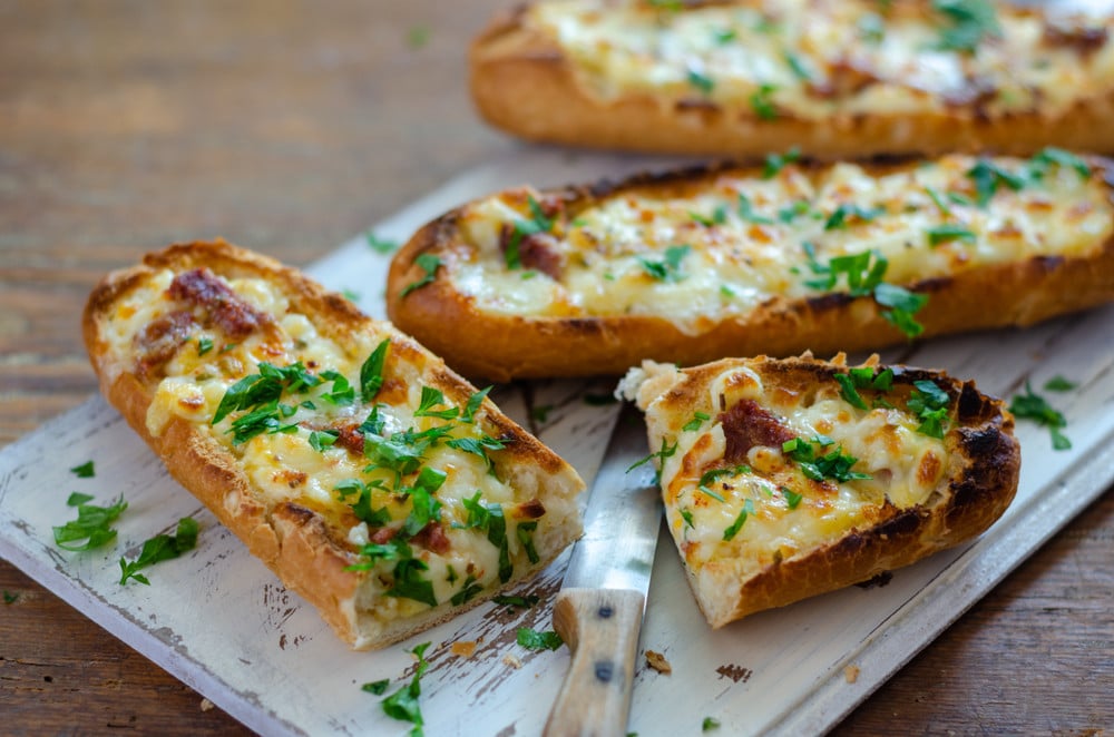 Gefülltes Baguette mit Salami und Käse im Ofen