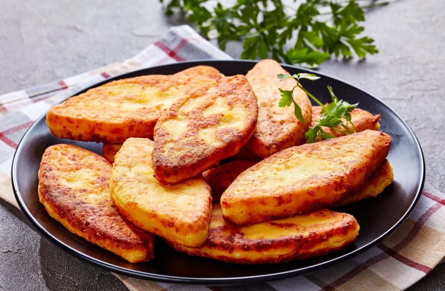 Gefülltes Fladenbrot mit Suluguni Käse aus Maismehl