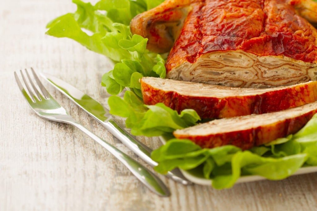 Gefülltes Hähnchen mit Pfannkuchen und Hackfleisch aus dem Backofen