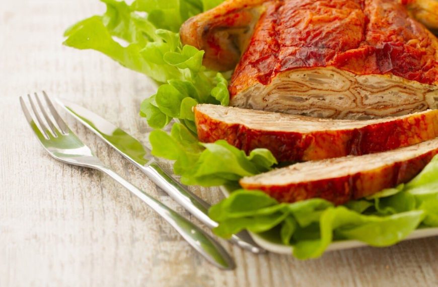 Gefülltes Hähnchen mit Pfannkuchen und Hackfleisch aus dem Backofen