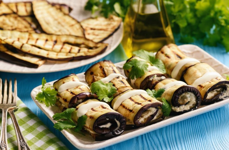 Gegrillte Auberginen Röllchen mit Walnüssen, Knoblauch und Kräutern