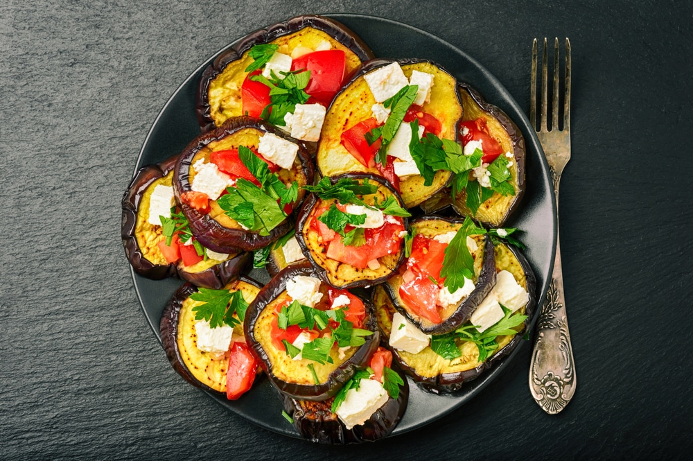 Gegrillte Auberginen mit Tomaten, Feta und Petersilie