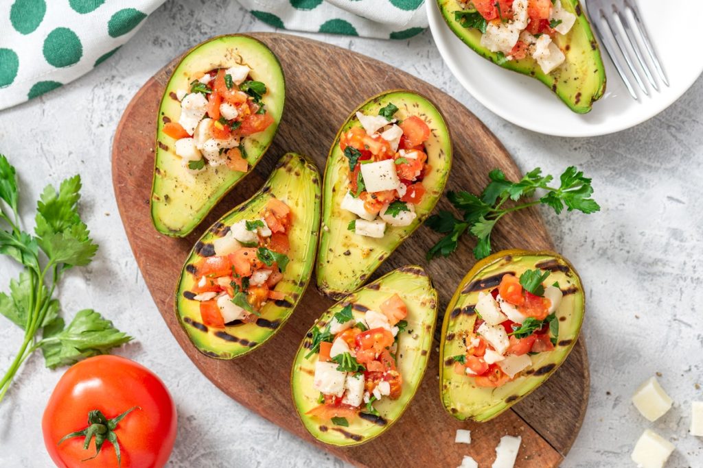 Gegrillte Avocado mit Tomatensalsa und Feta