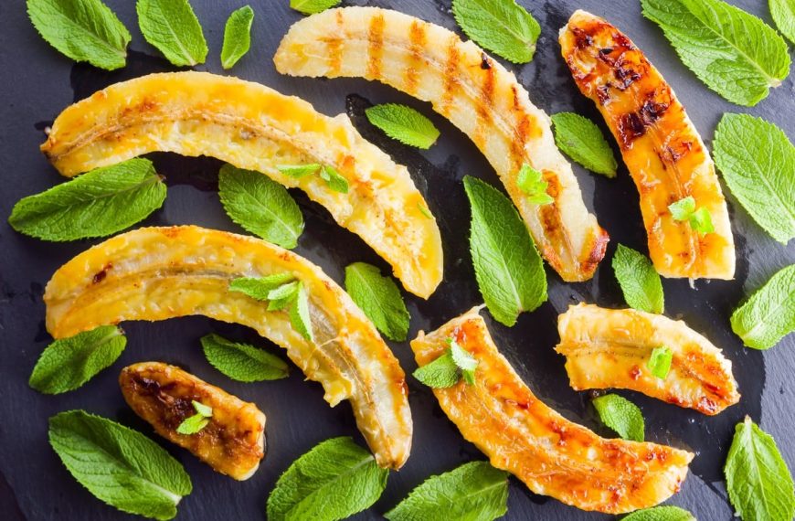 Gegrillte Bananen mit Honig und Vanilleeis zum Nachtisch