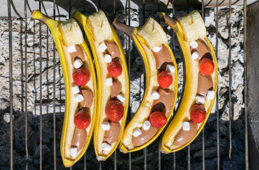 Gegrillte Bananen mit Schokolade, Marshmallows und Erdbeeren