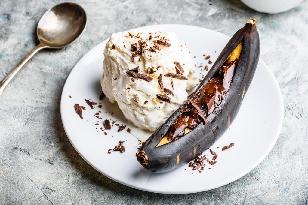 Gegrillte Bananen mit Schokolade und Eiscreme