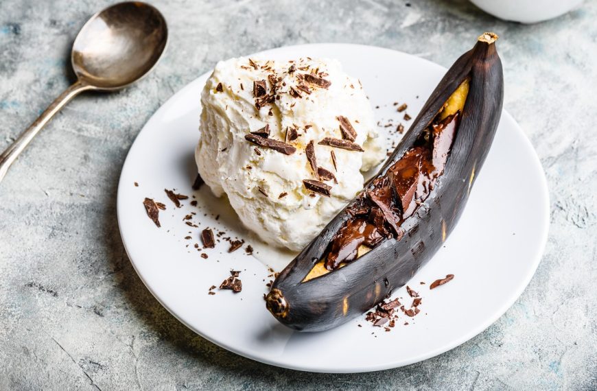 Gegrillte Bananen mit Schokolade und Eiscreme