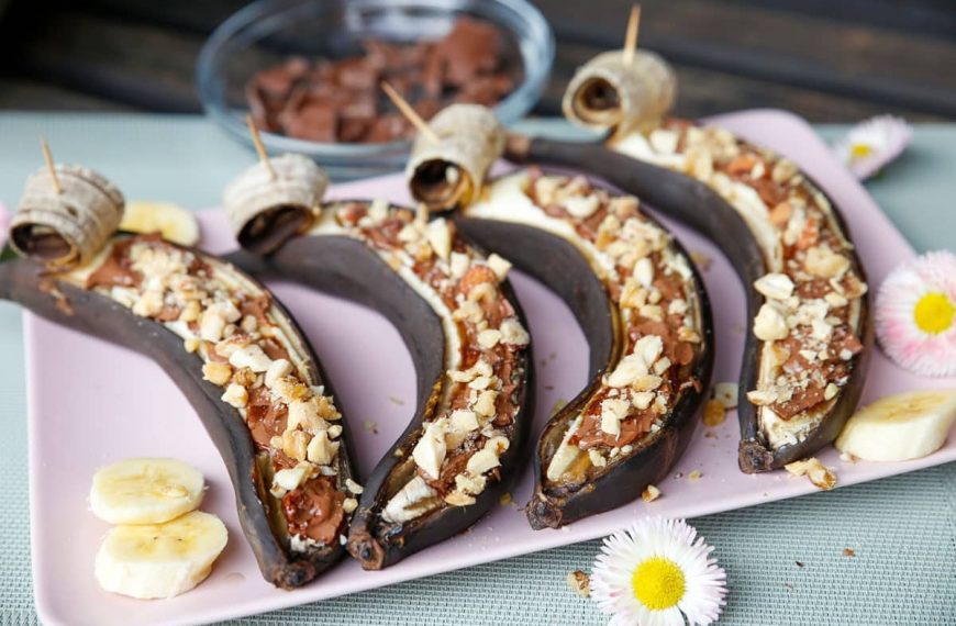 Gegrillte Bananen mit Schokolade und Nüssen