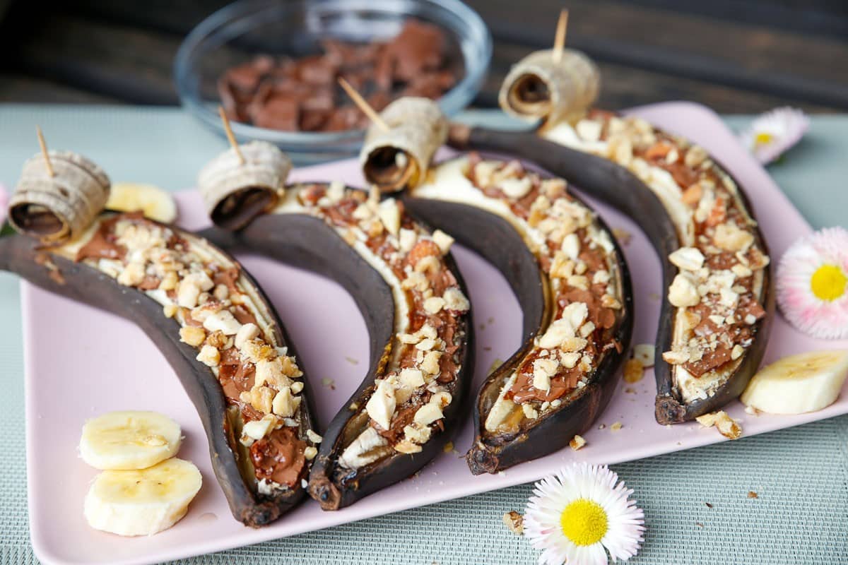 Gegrillte Bananen mit Schokolade und Nüssen