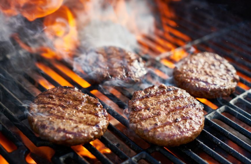 Gegrillte Burger Patties aus Rinderhackfleisch mit Salz und Pfeffer