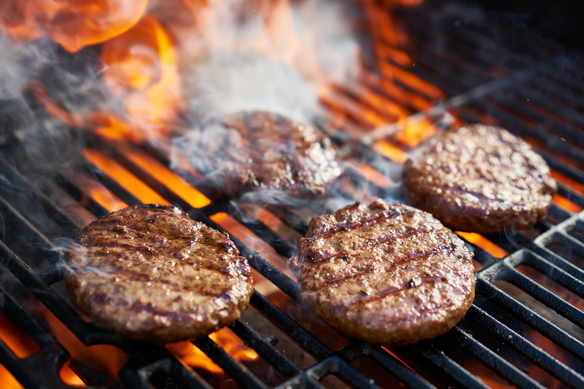 Gegrillte Burger Patties aus Rinderhackfleisch mit Salz und Pfeffer