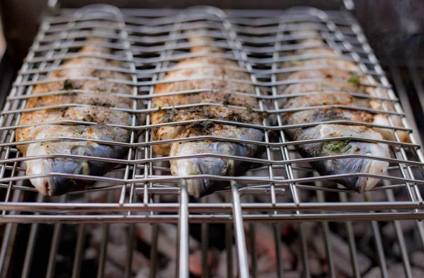 Gegrillte Dorade mit Kräutern und Zitrone