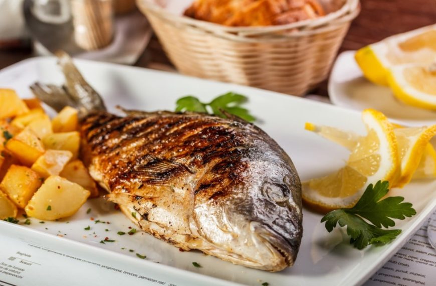 Gegrillte Dorade mit Oregano und Zitronensaft