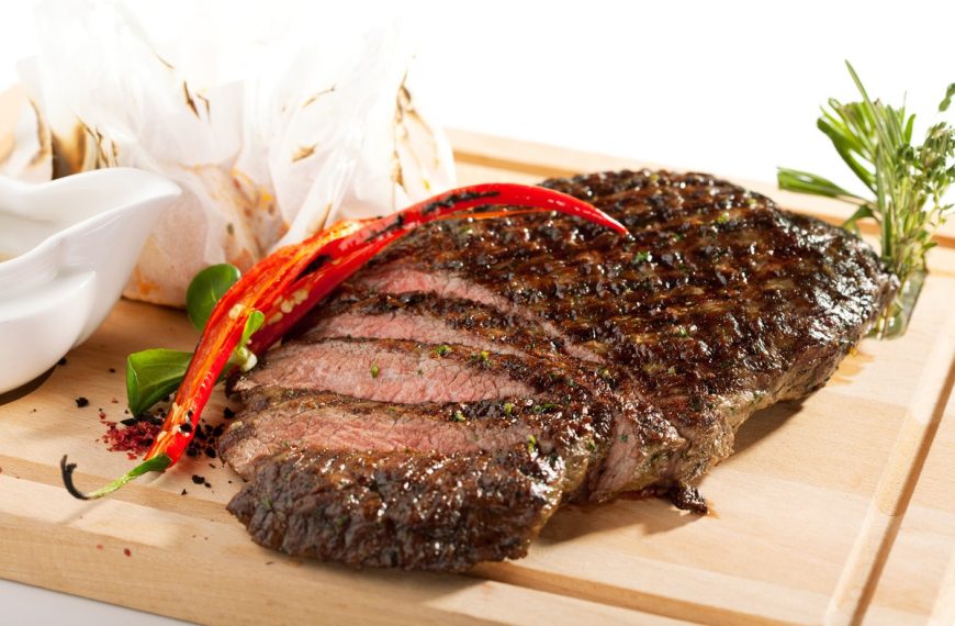 Gegrillte Flank Steak in Whisky-Marinade mit Knoblauch und Senf