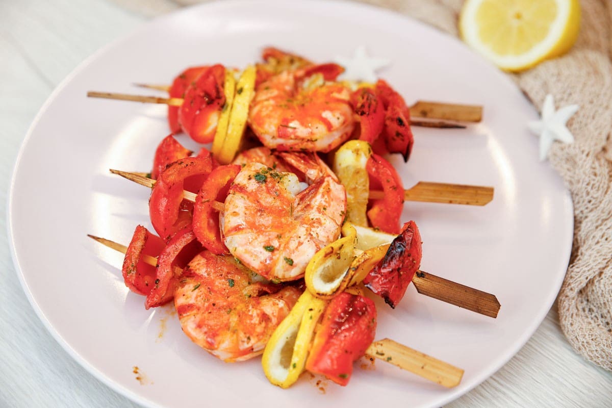 Gegrillte Garnelenspieße mit Paprika und Zitronen