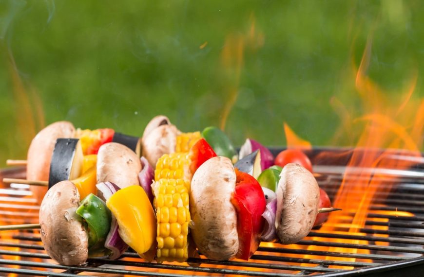 Gegrillte Gemüsespieße aus Paprika, Maiskolben und Champignons