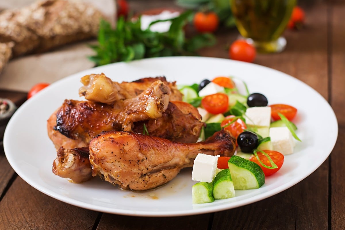 Gegrillte Hähnchen mit Tomaten und Kräutern aus der Griechische Küche